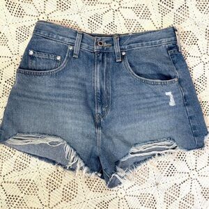 LEVI'S SILVER TAB MOM JEAN SHORTS WOMEN'S SIZE 28